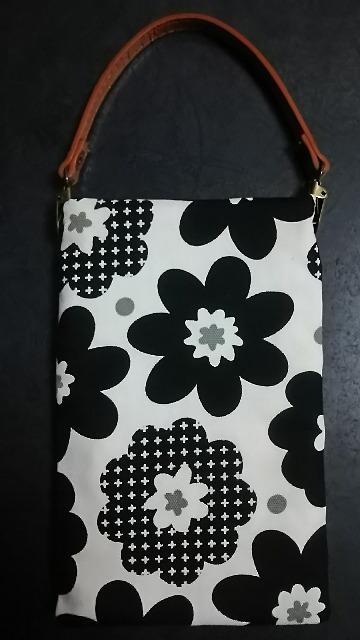 ハンドメイド★スマホ・携帯ポーチ 【モノクロ花柄】 < 女性ファッション  ハンドメイド★スマホ・携帯ポーチ 【モノクロ花柄】  < 女性ファッションの