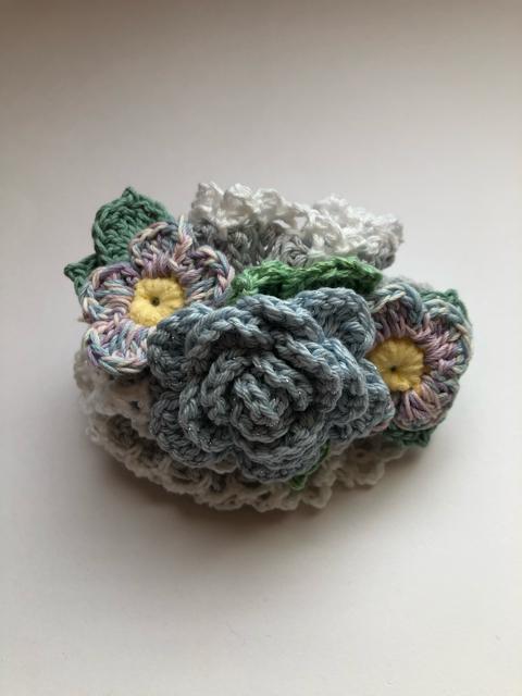ハンドメイド ボリューム シュシュ 薔薇と小花♪ axes好き < 女性ファッション  ハンドメイド ボリューム シュシュ 薔薇と小花♪ axes好き  < 女性ファッションの