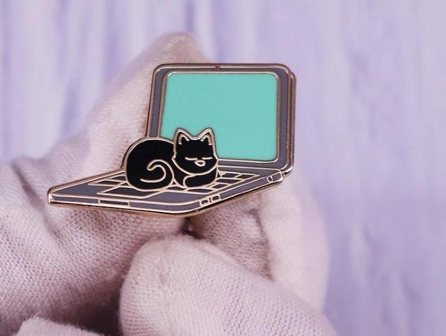 新品 パソコンの上でくつろぐ猫 ピンブローチ < 女性アクセサリー/時計  新品 パソコンの上でくつろぐ猫 ピンブローチ  < 女性アクセサリー/時計の