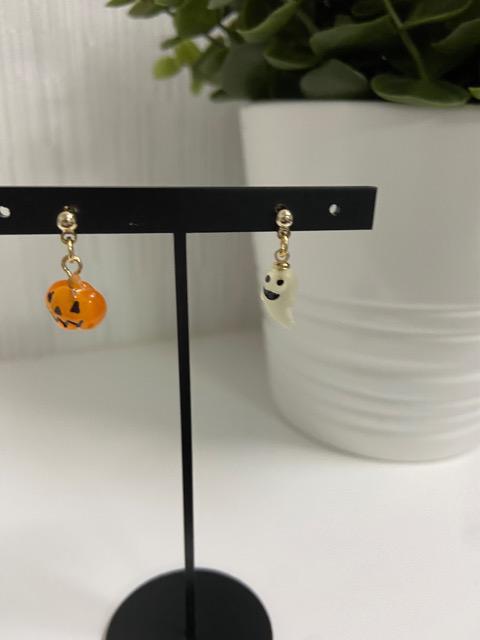 ハンドメイド ハロウィンカボチャとオバケのポストピアス 樹脂のノンホールピアスに変更可能 < 女性ファッション  ハンドメイド ハロウィンカボチャとオバケのポストピアス 樹脂のノンホールピアスに変更可能  < 女性ファッションの