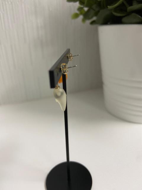 ハンドメイド ハロウィンカボチャとオバケのポストピアス 樹脂のノンホールピアスに変更可能 < 女性ファッション  ハンドメイド ハロウィンカボチャとオバケのポストピアス 樹脂のノンホールピアスに変更可能 < 女性ファッションの