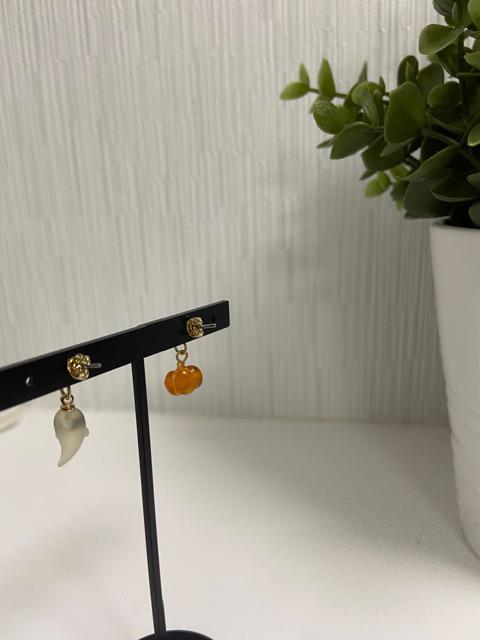 ハンドメイド ハロウィンカボチャとオバケのポストピアス 樹脂のノンホールピアスに変更可能 < 女性ファッション  ハンドメイド ハロウィンカボチャとオバケのポストピアス 樹脂のノンホールピアスに変更可能 < 女性ファッションの