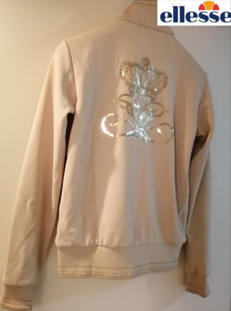★特価★極美品エレッセellesseジップアップジャケットロゴ背中オシャレポケットジム普段用必須アイテム品薄希少特価 < 女性ファッション  ★特価★極美品エレッセellesseジップアップジャケットロゴ背中オシャレポケットジム普段用必須アイテム品薄希少特価  < 女性ファッションの