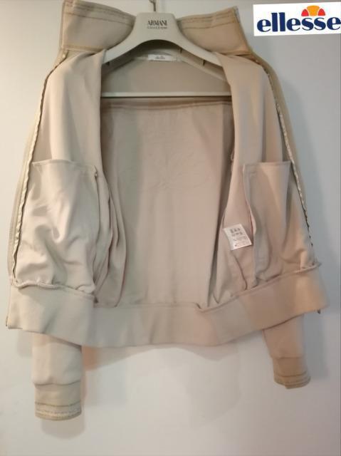 ★特価★極美品エレッセellesseジップアップジャケットロゴ背中オシャレポケットジム普段用必須アイテム品薄希少特価 < 女性ファッション  ★特価★極美品エレッセellesseジップアップジャケットロゴ背中オシャレポケットジム普段用必須アイテム品薄希少特価 < 女性ファッションの