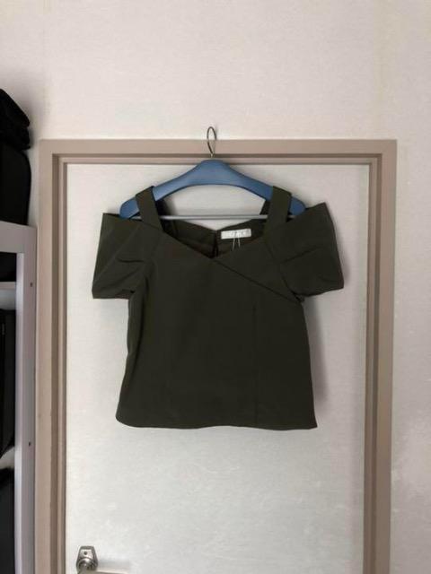 新品チェスティ chesty オフショルデザイントップス Off-Shoulder Design Tops < ブランド 新品チェスティ chesty オフショルデザイントップス Off-Shoulder Design Tops < ブランドの