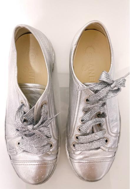 CHANELシャネルシルバーメタリックローカットスニーカー < ブランド CHANELシャネルシルバーメタリックローカットスニーカー < ブランドの