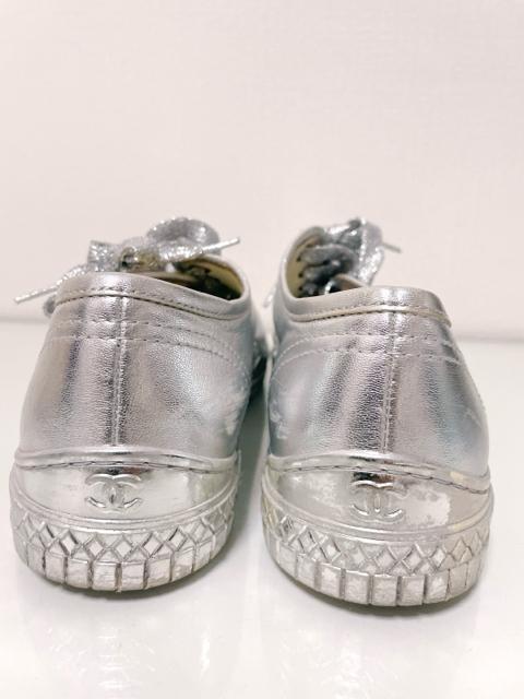 CHANELシャネルシルバーメタリックローカットスニーカー < ブランド CHANELシャネルシルバーメタリックローカットスニーカー < ブランドの