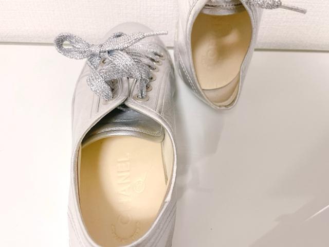 CHANELシャネルシルバーメタリックローカットスニーカー < ブランド CHANELシャネルシルバーメタリックローカットスニーカー < ブランドの