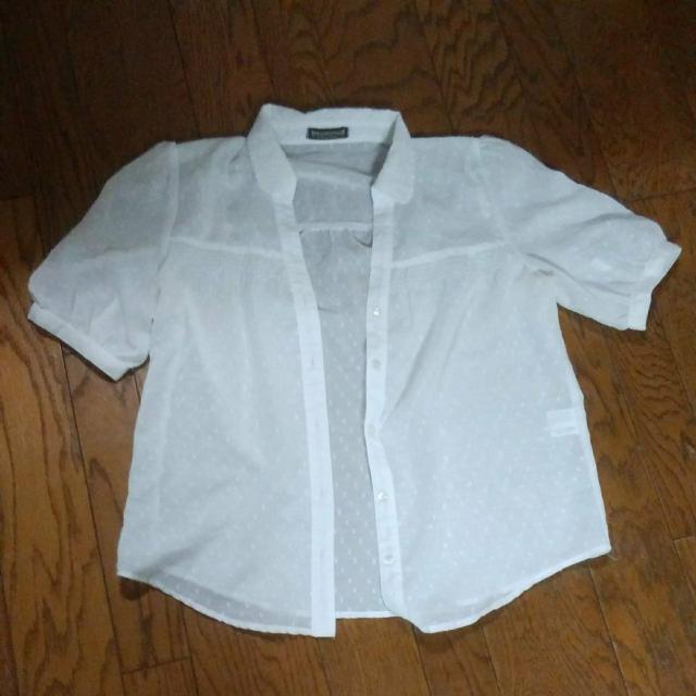 PLAYMTONE 白 ブラウス 半袖 美品 < 女性ファッション  PLAYMTONE 白 ブラウス 半袖 美品  < 女性ファッションの