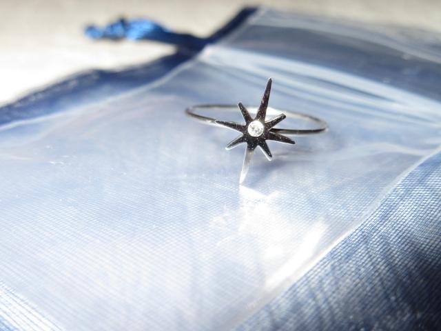 未使用☆ステンレス製リング指輪*キラキラデザイン(シルバー) < 女性アクセサリー/時計  未使用☆ステンレス製リング指輪*キラキラデザイン(シルバー)  < 女性アクセサリー/時計の