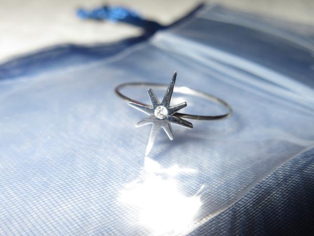 未使用☆ステンレス製リング指輪*キラキラデザイン(シルバー) < 女性アクセサリー/時計  未使用☆ステンレス製リング指輪*キラキラデザイン(シルバー) < 女性アクセサリー/時計の
