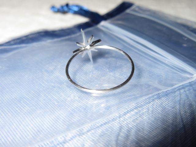 未使用☆ステンレス製リング指輪*キラキラデザイン(シルバー) < 女性アクセサリー/時計  未使用☆ステンレス製リング指輪*キラキラデザイン(シルバー) < 女性アクセサリー/時計の