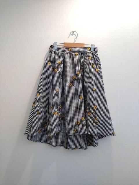 グレイル GRL◆モノトーンチェック&花柄刺繍 ひざ丈 フレア スカート M < ブランド グレイル GRL◆モノトーンチェック&花柄刺繍 ひざ丈 フレア スカート M < ブランドの