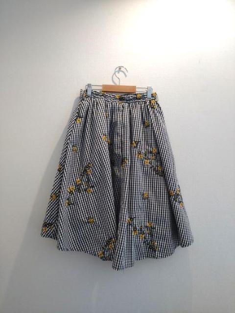 グレイル GRL◆モノトーンチェック&花柄刺繍 ひざ丈 フレア スカート M < ブランド グレイル GRL◆モノトーンチェック&花柄刺繍 ひざ丈 フレア スカート M < ブランドの