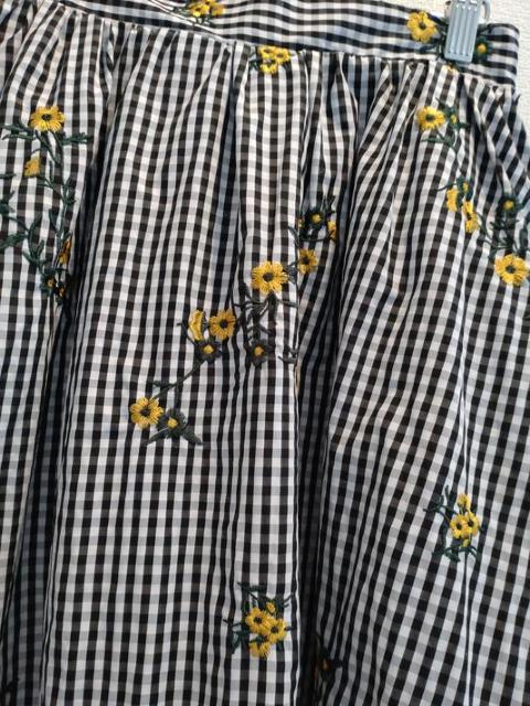 グレイル GRL◆モノトーンチェック&花柄刺繍 ひざ丈 フレア スカート M < ブランド グレイル GRL◆モノトーンチェック&花柄刺繍 ひざ丈 フレア スカート M < ブランドの