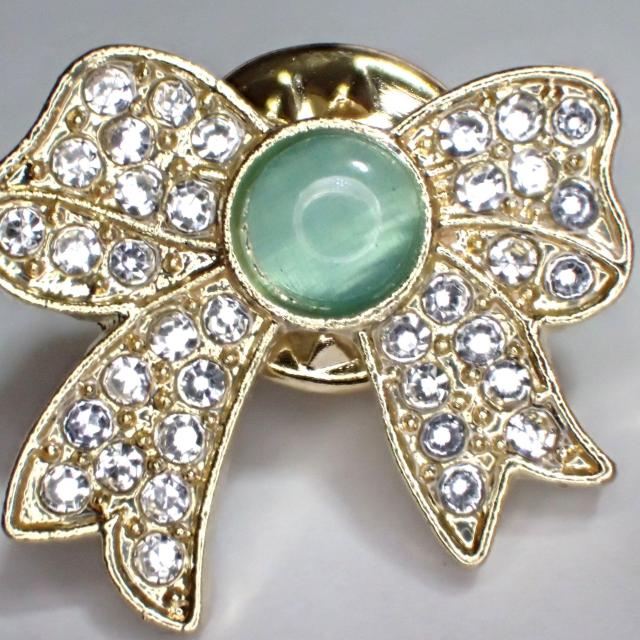 金色 リボン りぼん ラインストーン グリーン 石 ピンバッジ バッジ ピンズ ピンブローチ ブローチ ラペルピン < 女性アクセサリー/時計  金色 リボン りぼん ラインストーン グリーン 石 ピンバッジ バッジ ピンズ ピンブローチ ブローチ ラペルピン < 女性アクセサリー/時計の