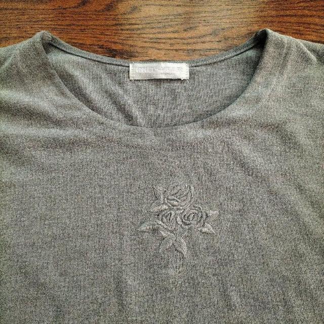 長袖 Tシャツ グレー 薔薇柄刺繍 < 女性ファッション 長袖 Tシャツ グレー 薔薇柄刺繍 < 女性ファッションの