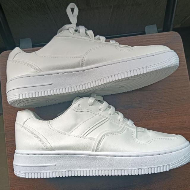 新品 24.5cm レディース スニーカー ホワイト シューズ 靴 カジュアル < 女性ファッション  新品 24.5cm レディース スニーカー ホワイト シューズ 靴 カジュアル < 女性ファッションの