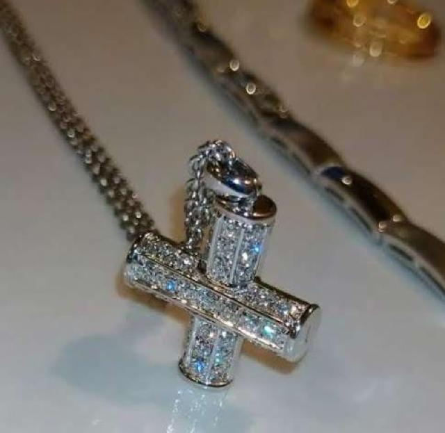 BVLGARI �_�C�������h�p���F �N���X�l�b�N���X�I�ɏ�_�C���̋P���c �� �u�����h�� 