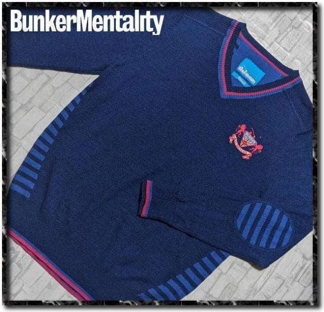 バンカーメンタリティー 刺繍入りVネックニット 青 < レジャー/スポーツ バンカーメンタリティー 刺繍入りVネックニット 青 < レジャー/スポーツの