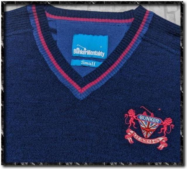 バンカーメンタリティー 刺繍入りVネックニット 青 < レジャー/スポーツ バンカーメンタリティー 刺繍入りVネックニット 青 < レジャー/スポーツの