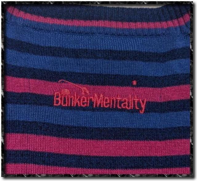 バンカーメンタリティー 刺繍入りVネックニット 青 < レジャー/スポーツ バンカーメンタリティー 刺繍入りVネックニット 青 < レジャー/スポーツの