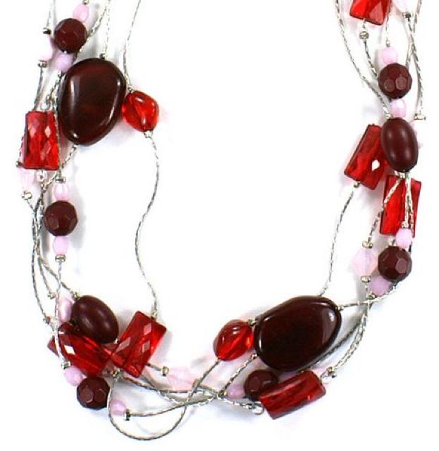 五連ワイヤーアクリルネックレス アクリルストーン ビーズ アクセント レッド 重ね 豪華 透明 綺麗 < 女性アクセサリー/時計  五連ワイヤーアクリルネックレス アクリルストーン ビーズ アクセント レッド 重ね 豪華 透明 綺麗 < 女性アクセサリー/時計の