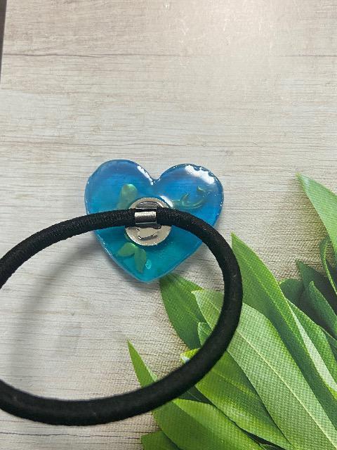 ハンドメイド レジンで作ったハート型のヘアゴム マーメイドとイルカ < 女性ファッション  ハンドメイド レジンで作ったハート型のヘアゴム マーメイドとイルカ < 女性ファッションの