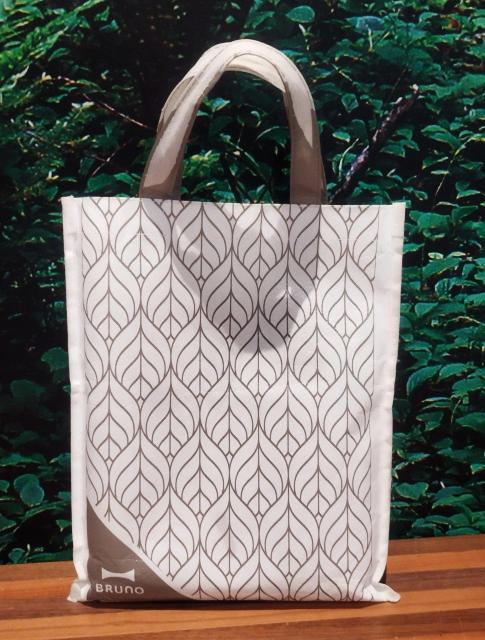 BRUNO ビニールコーティング 不織布 矢羽根柄エコバッグ 縦型 A4 難有り < 女性ファッション  BRUNO ビニールコーティング 不織布 矢羽根柄エコバッグ 縦型 A4 難有り < 女性ファッションの