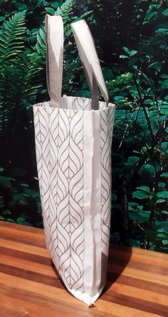 BRUNO ビニールコーティング 不織布 矢羽根柄エコバッグ 縦型 A4 難有り < 女性ファッション  BRUNO ビニールコーティング 不織布 矢羽根柄エコバッグ 縦型 A4 難有り < 女性ファッションの