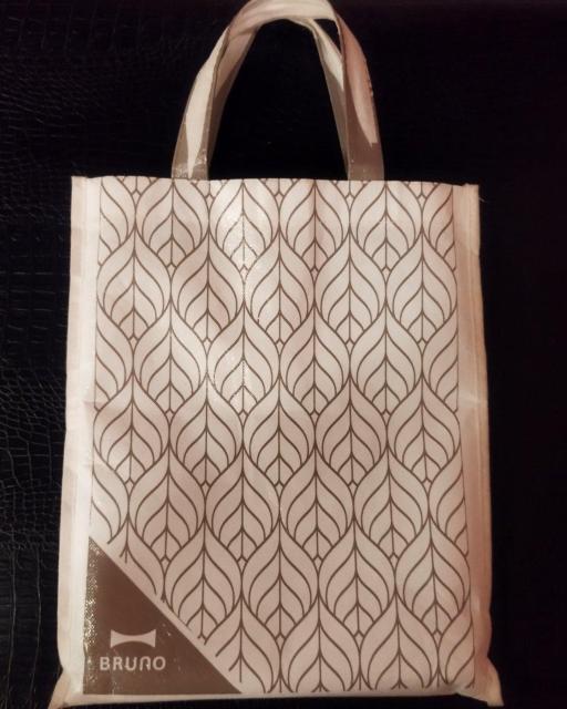 BRUNO ビニールコーティング 不織布 矢羽根柄エコバッグ 縦型 A4 難有り < 女性ファッション  BRUNO ビニールコーティング 不織布 矢羽根柄エコバッグ 縦型 A4 難有り < 女性ファッションの