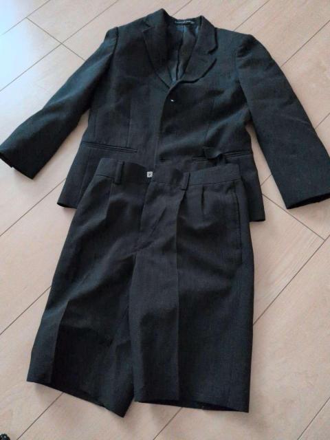 男の子用フォーマルスーツ5点セット(ジャケット、ハーフパンツ、シャツ2枚、ネクタイ、ポケットチーフ)入学式 卒業式 発表会 < キッズ/ベビー 男の子用フォーマルスーツ5点セット(ジャケット、ハーフパンツ、シャツ2枚、ネクタイ、ポケットチーフ)入学式 卒業式 発表会 < キッズ/ベビーの