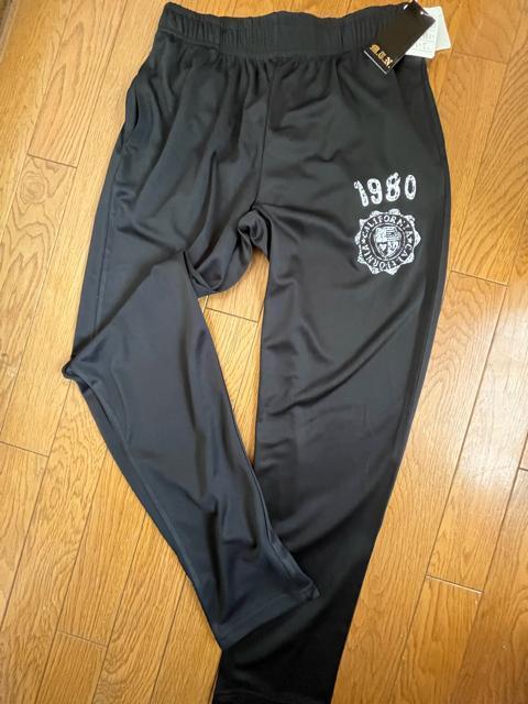 Mサイズ!高貴紳士的!ロゴがかっこいい!ブラック色合い!サラッとメッシュ素材!両サイドポケット付き!リラックス!ロングパンツ! < 男性ファッション Mサイズ!高貴紳士的!ロゴがかっこいい!ブラック色合い!サラッとメッシュ素材!両サイドポケット付き!リラックス!ロングパンツ! < 男性ファッションの