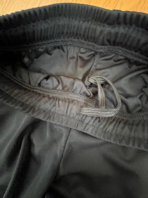 Mサイズ!高貴紳士的!ロゴがかっこいい!ブラック色合い!サラッとメッシュ素材!両サイドポケット付き!リラックス!ロングパンツ! < 男性ファッション Mサイズ!高貴紳士的!ロゴがかっこいい!ブラック色合い!サラッとメッシュ素材!両サイドポケット付き!リラックス!ロングパンツ! < 男性ファッションの