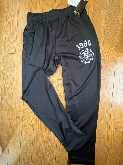 Mサイズ!高貴紳士的!ロゴがかっこいい!ブラック色合い!サラッとメッシュ素材!両サイドポケット付き!リラックス!ロングパンツ! < 男性ファッション Mサイズ!高貴紳士的!ロゴがかっこいい!ブラック色合い!サラッとメッシュ素材!両サイドポケット付き!リラックス!ロングパンツ! < 男性ファッションの