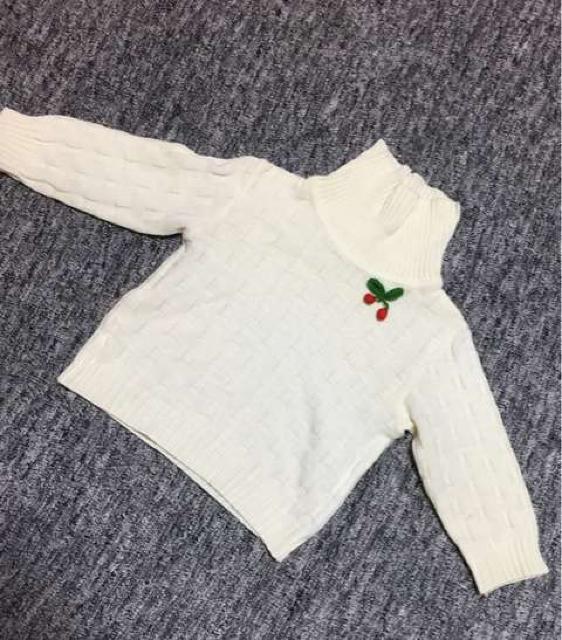 子供服 24ヶ月 ホワイト×さくらんぼ タートルネックニット < キッズ/ベビー  子供服 24ヶ月 ホワイト×さくらんぼ タートルネックニット  < キッズ/ベビーの