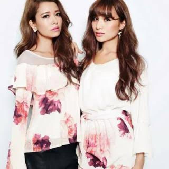 rienda★ノーブルフラワーシアーショルダートップス < 女性ファッション  rienda★ノーブルフラワーシアーショルダートップス  < 女性ファッションの