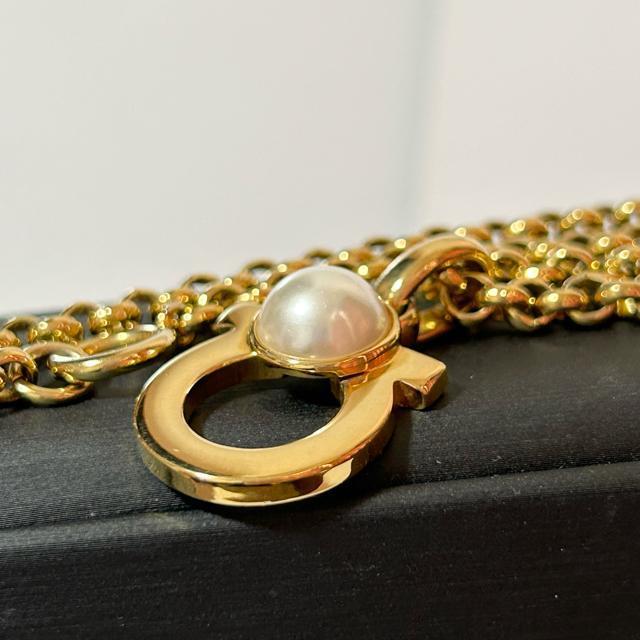 美品 Salvatore Ferragamo フェラガモ ガンチーニ ペンダント ネックレス フェイクパール ゴールド < ブランド 美品 Salvatore Ferragamo フェラガモ ガンチーニ ペンダント ネックレス フェイクパール ゴールド < ブランドの