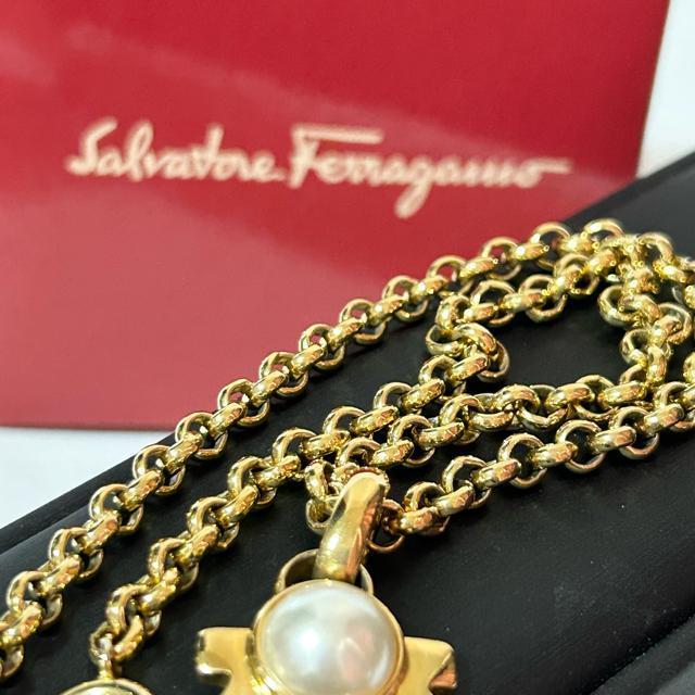 美品 Salvatore Ferragamo フェラガモ ガンチーニ ペンダント ネックレス フェイクパール ゴールド < ブランド 美品 Salvatore Ferragamo フェラガモ ガンチーニ ペンダント ネックレス フェイクパール ゴールド < ブランドの