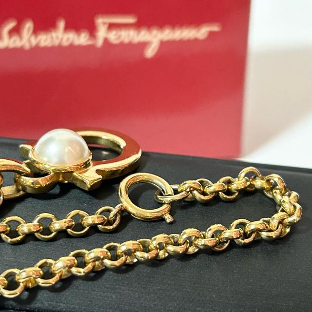 美品 Salvatore Ferragamo フェラガモ ガンチーニ ペンダント ネックレス フェイクパール ゴールド < ブランド 美品 Salvatore Ferragamo フェラガモ ガンチーニ ペンダント ネックレス フェイクパール ゴールド < ブランドの