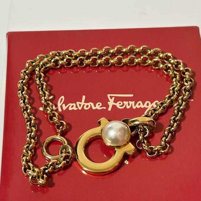 美品 Salvatore Ferragamo フェラガモ ガンチーニ ペンダント ネックレス フェイクパール ゴールド < ブランド 美品 Salvatore Ferragamo フェラガモ ガンチーニ ペンダント ネックレス フェイクパール ゴールド < ブランドの