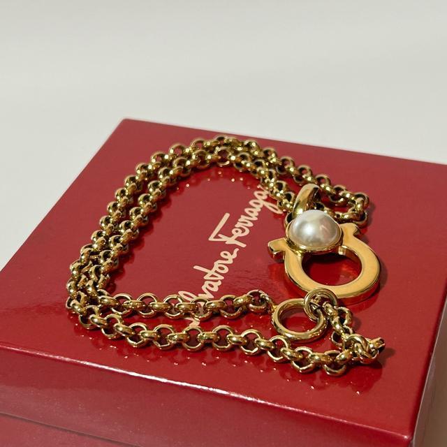 美品 Salvatore Ferragamo フェラガモ ガンチーニ ペンダント ネックレス フェイクパール ゴールド < ブランド 美品 Salvatore Ferragamo フェラガモ ガンチーニ ペンダント ネックレス フェイクパール ゴールド < ブランドの
