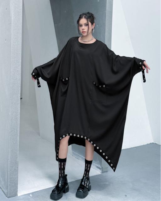 ロング丈 ドルマン ワイド ワンピース 飾りリング付き ブラック 大きいサイズ < 女性ファッション ロング丈 ドルマン ワイド ワンピース 飾りリング付き ブラック 大きいサイズ < 女性ファッションの