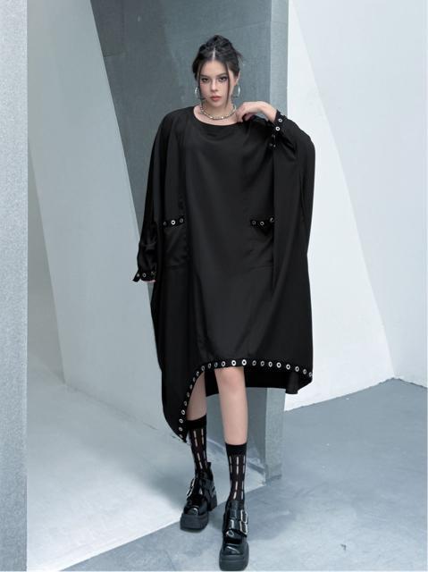 ロング丈 ドルマン ワイド ワンピース 飾りリング付き ブラック 大きいサイズ < 女性ファッション ロング丈 ドルマン ワイド ワンピース 飾りリング付き ブラック 大きいサイズ < 女性ファッションの