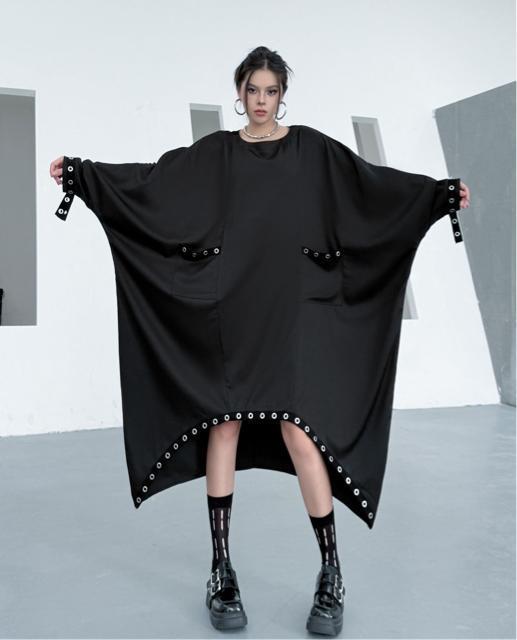 ロング丈 ドルマン ワイド ワンピース 飾りリング付き ブラック 大きいサイズ < 女性ファッション ロング丈 ドルマン ワイド ワンピース 飾りリング付き ブラック 大きいサイズ < 女性ファッションの