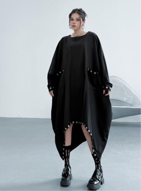 ロング丈 ドルマン ワイド ワンピース 飾りリング付き ブラック 大きいサイズ < 女性ファッション ロング丈 ドルマン ワイド ワンピース 飾りリング付き ブラック 大きいサイズ < 女性ファッションの