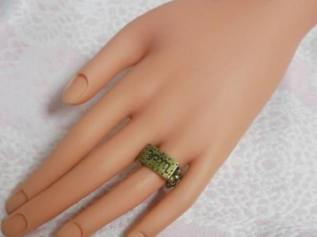 新品Claire's アンティーク調 luck リング指輪 Fサイズ < 女性アクセサリー/時計  新品Claire's アンティーク調 luck リング指輪 Fサイズ < 女性アクセサリー/時計の