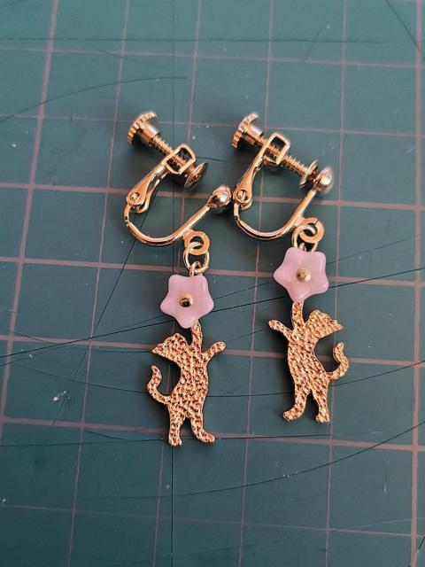 小花と猫のイヤリング < 女性ファッション  小花と猫のイヤリング < 女性ファッションの