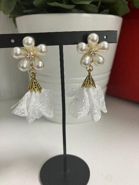 ハンドメイド フラワータッセルを使用したフラワーパールピアス ホワイト < 女性ファッション  ハンドメイド フラワータッセルを使用したフラワーパールピアス ホワイト  < 女性ファッションの