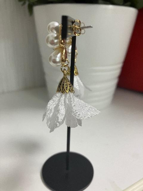 ハンドメイド フラワータッセルを使用したフラワーパールピアス ホワイト < 女性ファッション  ハンドメイド フラワータッセルを使用したフラワーパールピアス ホワイト < 女性ファッションの